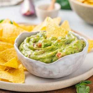 guacamole-in-bowl-with-chips-on-plate