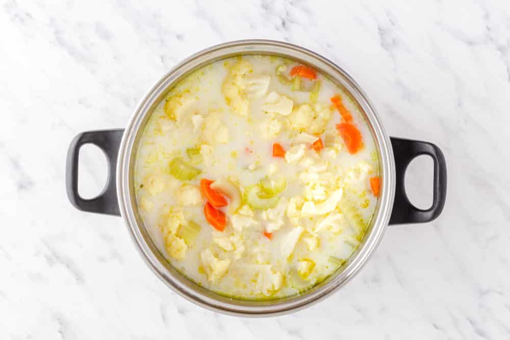 cauliflower-soup-in-a-pot