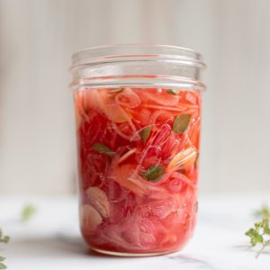 pickled-red-onions-in-a-mason-jar