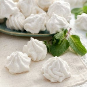 homemade-marshmallows-on-a-green-plate-and-on-a-white-towel-with-mint-leaves-on-the-side