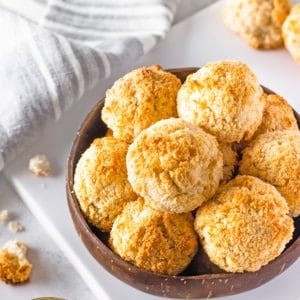 macaroons-in-wooden-bowl-on-white-board