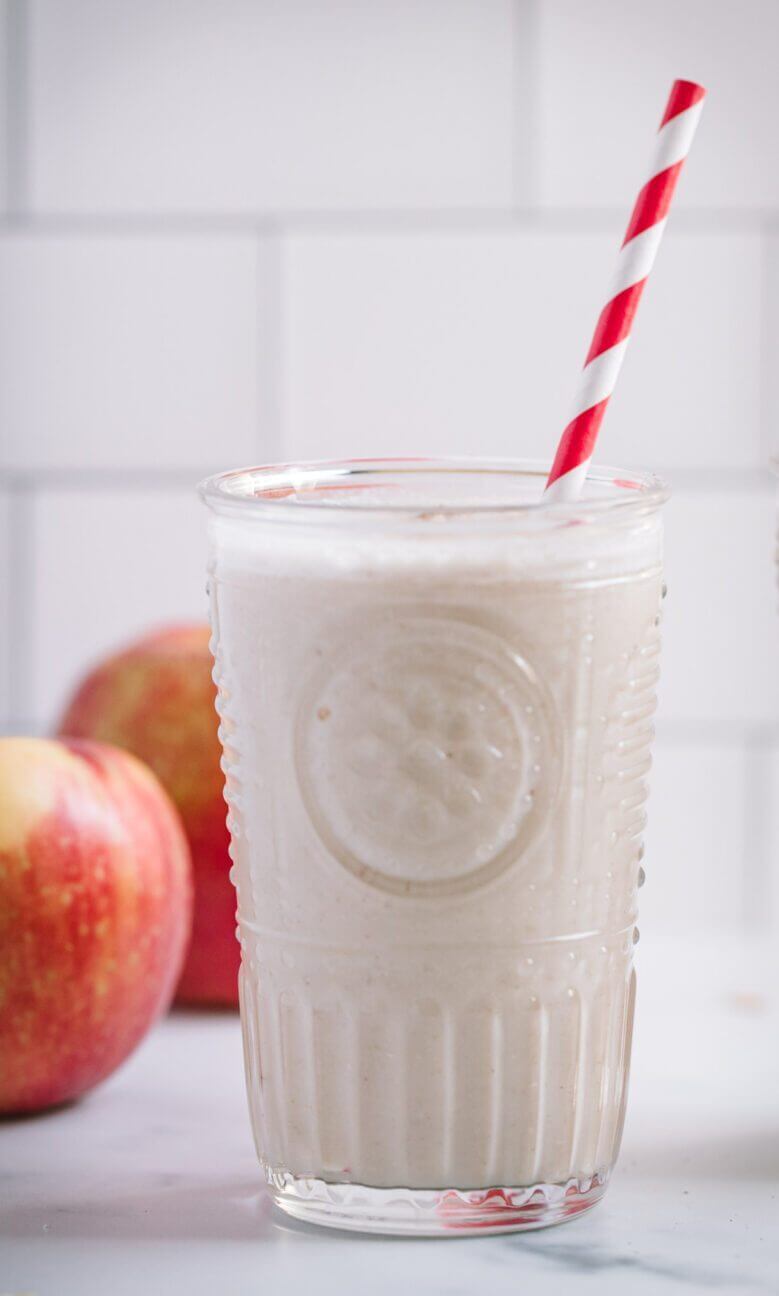 apple-pie-smoothie-in-a-glass-with-a-straw-with-apples-in-the-background