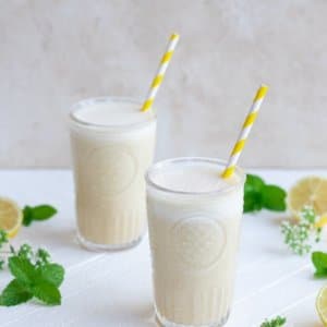 lemon-smoothie-in-glasses-with-straws-and-lemon-and-mint-all-around