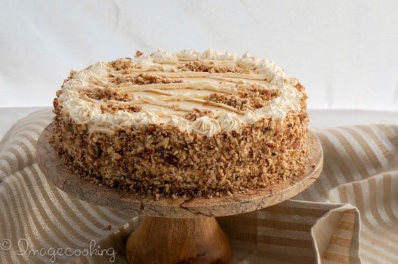 honey-cake-final-product-on-a-wooden-cake-stand-with-a-striped-brown-towel-in-the-background