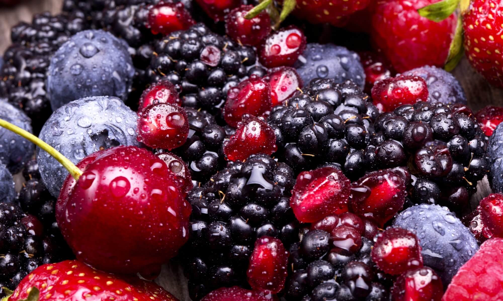 wet-fruits-berries-close-up