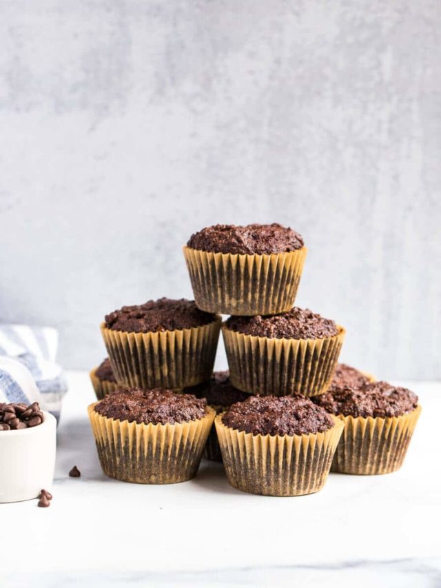 chocolate-muffins-stacked-with-a-bowl-of-chocolate-chips-on-the-side