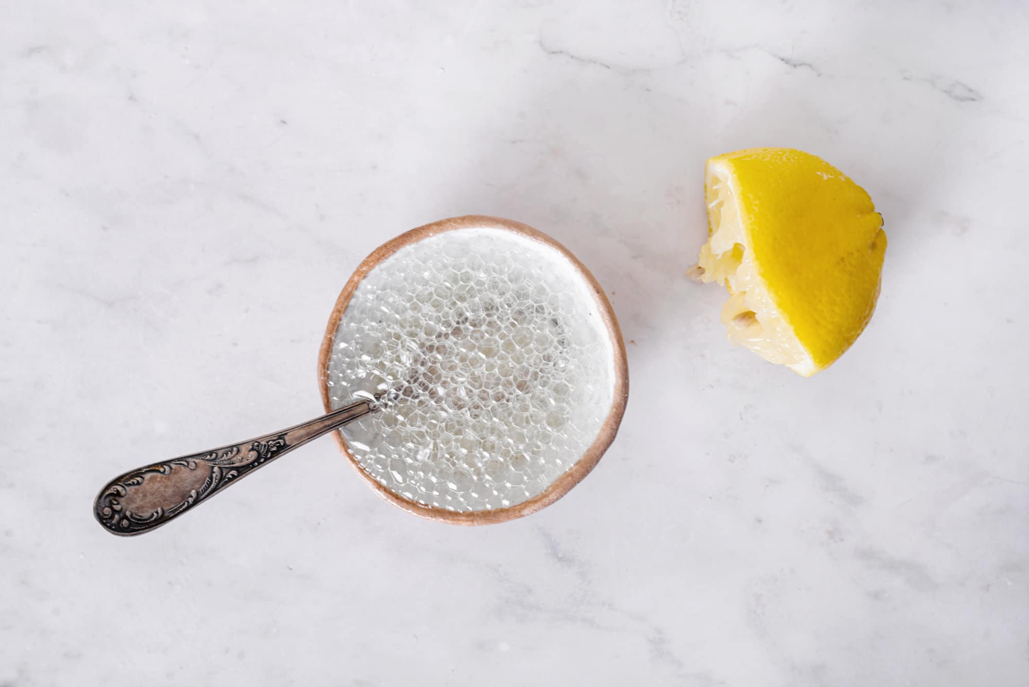 bowl-with-a-spoon-and-baking-soda-and-a-lemon-wedge