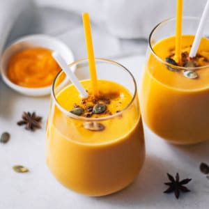 pumpkin-smoothies-in-clear-cups-with-straws