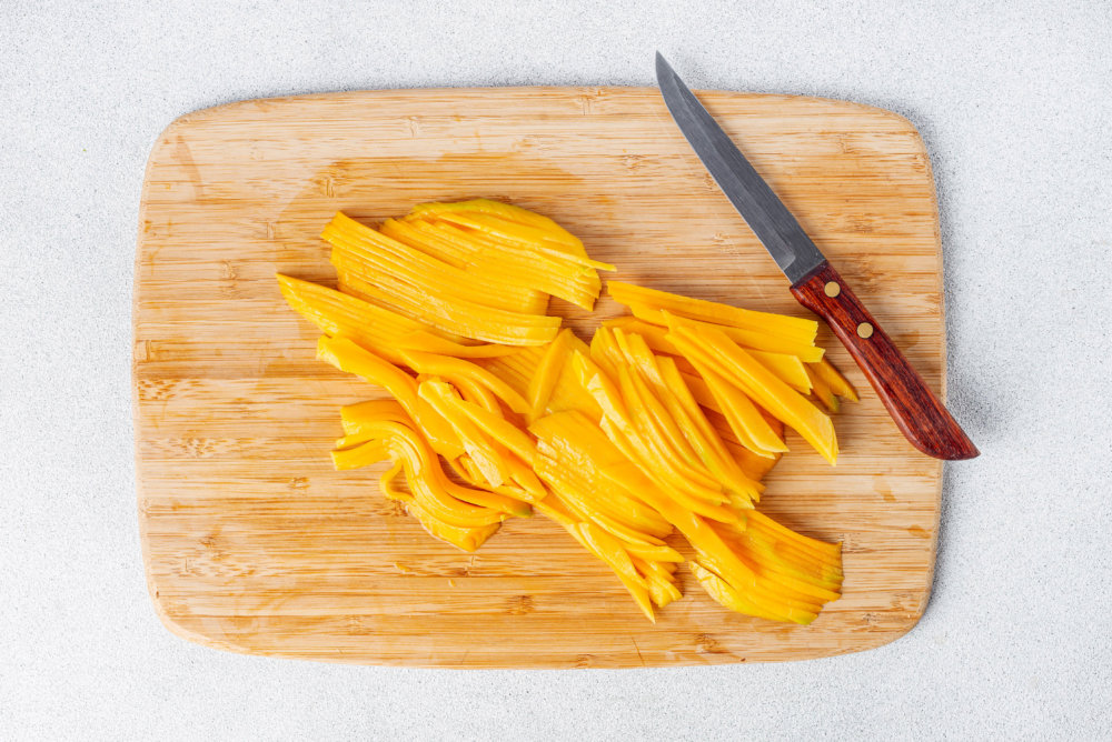 chopped-mango-on-wooden-board-with-knife