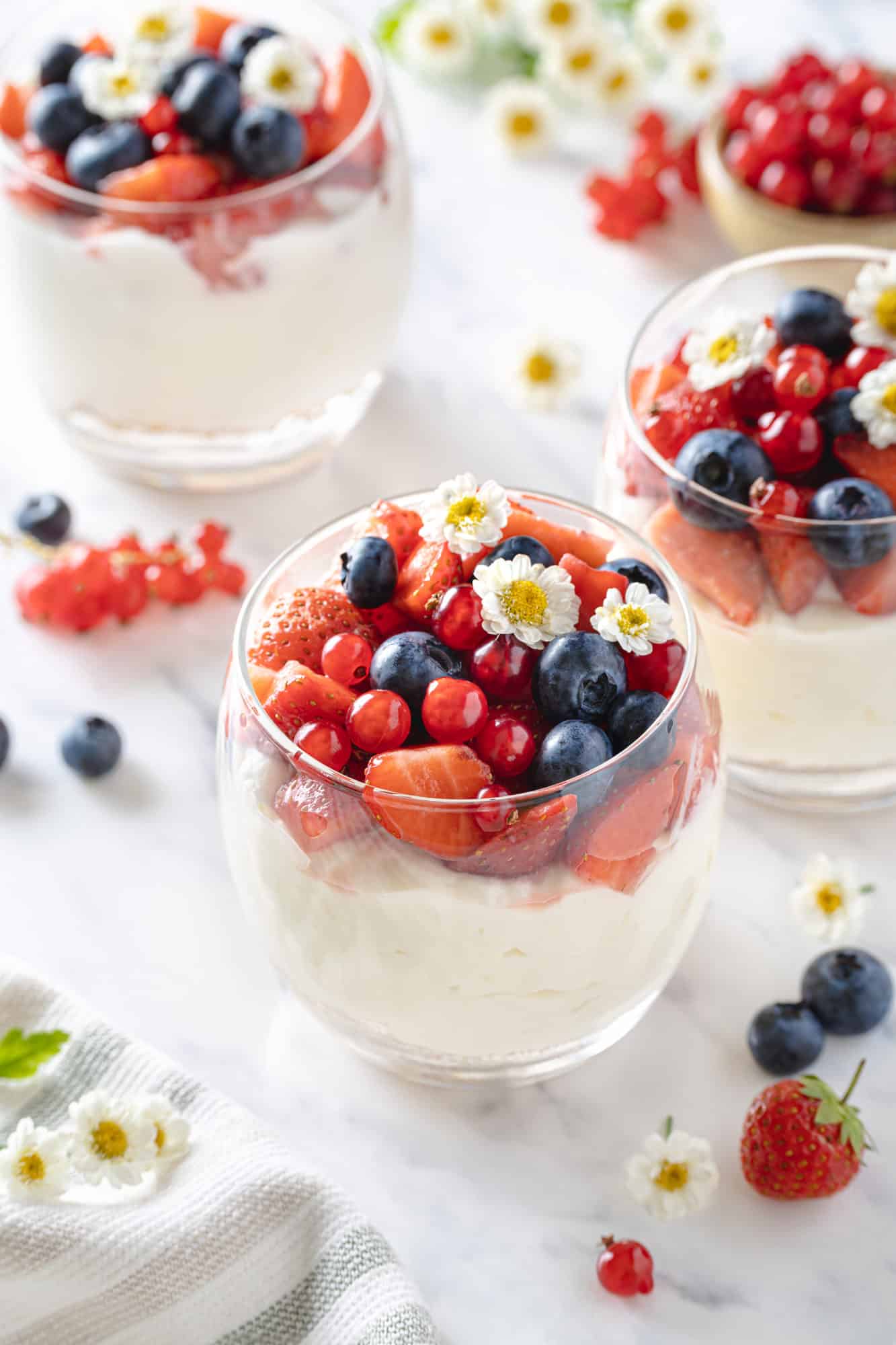 cheesecakes-with-berries-and-daisies-on-top
