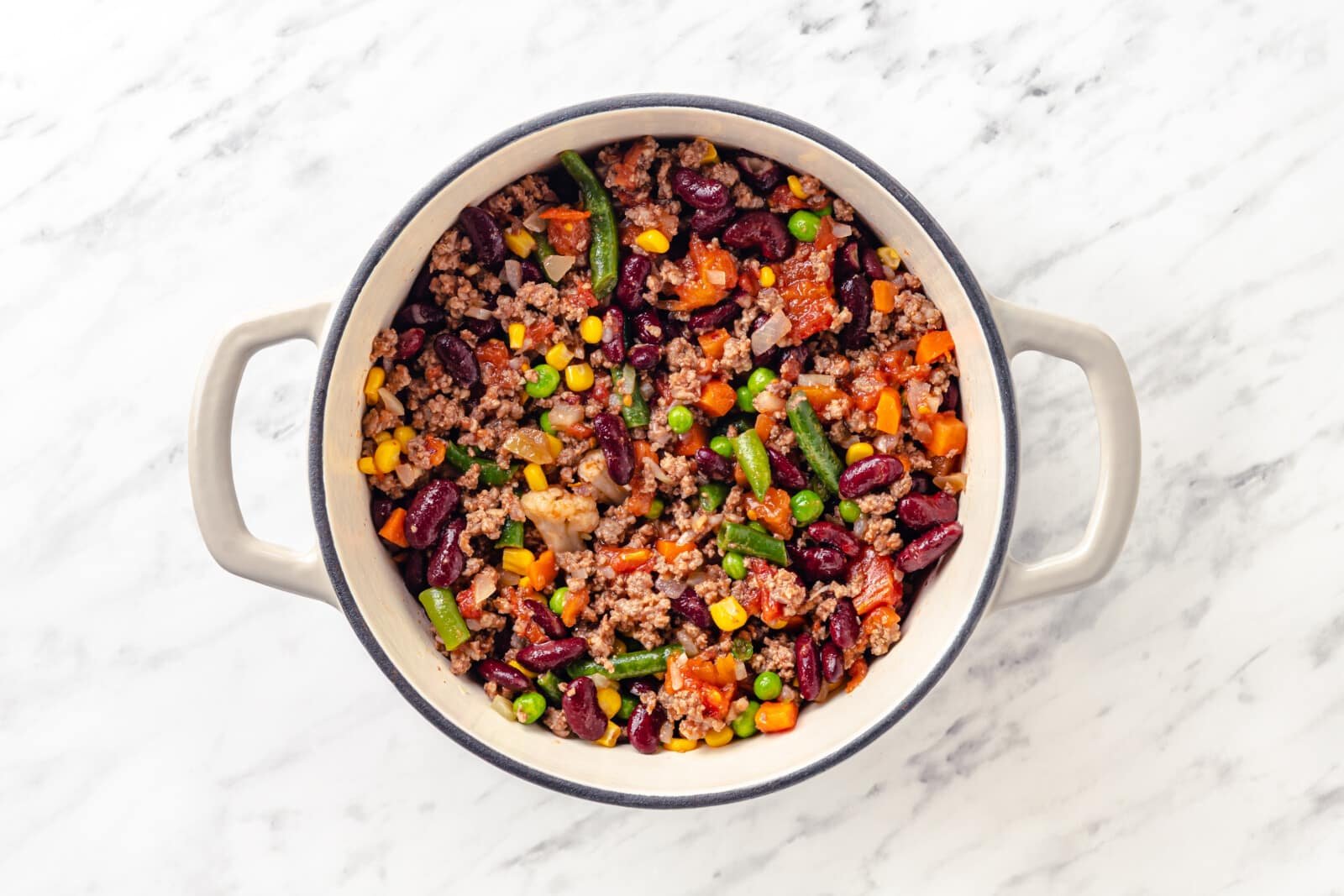 Quick One Pot Chili with Taco Seasoning ground beef with kidney beans, vegetables in a soup pot.